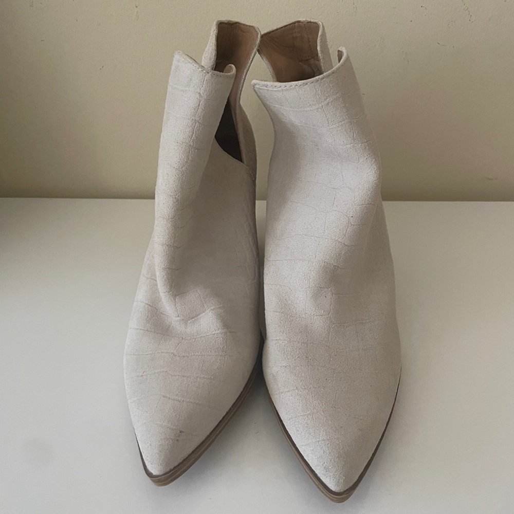 Steve Madden White Point Toe Textured Booties Siz… - image 5